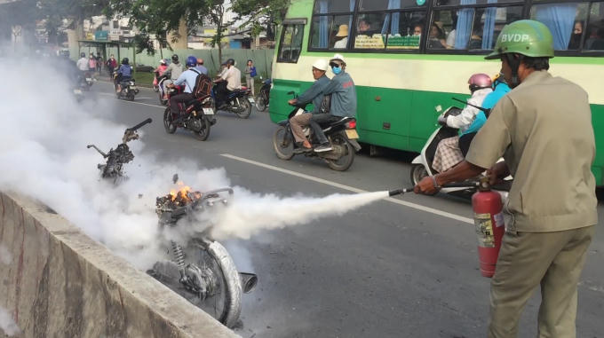 Lực lượng chức năng nhanh chóng dập lửa