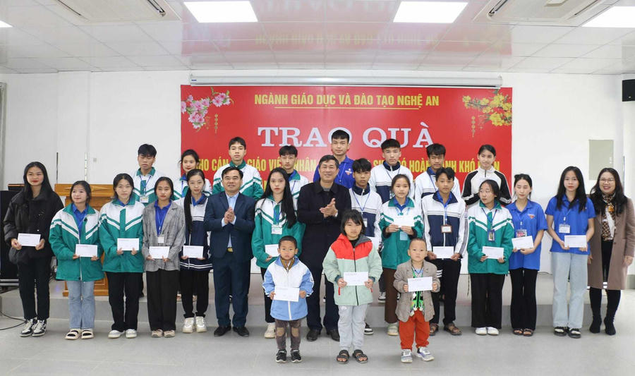 Nhiều phần quà ý nghĩa đến với học sinh vùng cao.