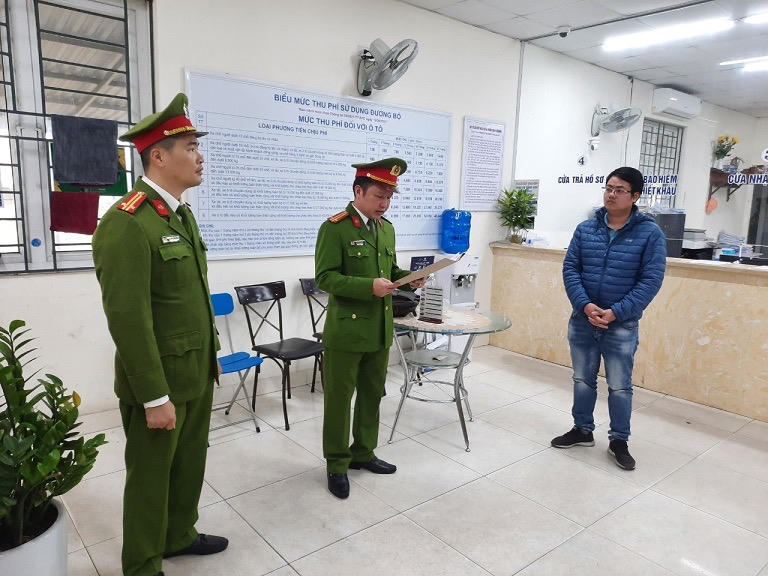 Lực lượng chức năng tiến hành khám xét khẩn cấp.