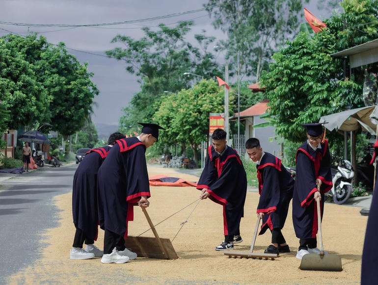 Lúc đầu chỉ có 5-6 nam sinh vun lúa chạy mưa giúp người dân... (Ảnh: Team Nhện).