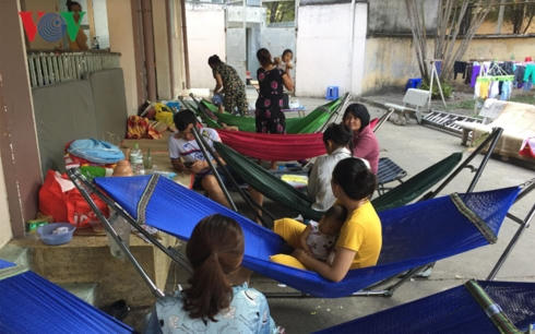Thời tiết nắng nóng khiến trẻ không kịp thích nghi..