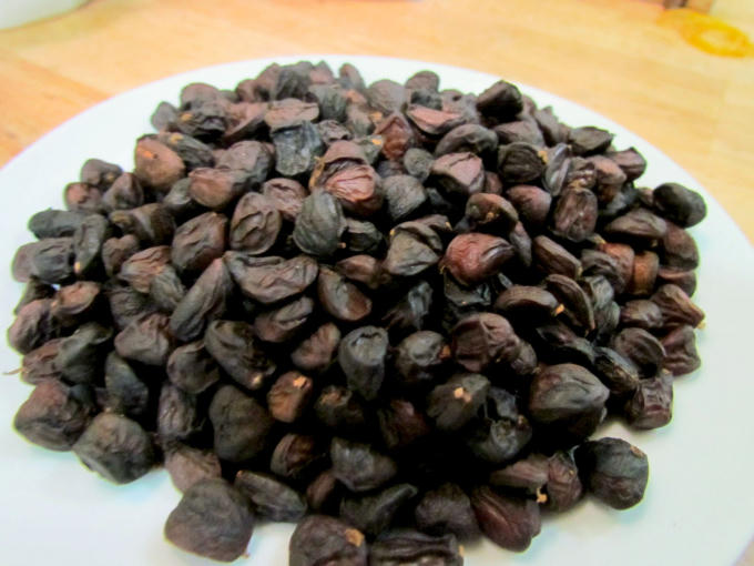 Mới đây, trong chuyến viết bài về hoàn cảnh khó khăn không được phẫu thuật của những đứa trẻ mọc hai “của quý” ở huyện Bắc Mê (Hà Giang), tôi vô tình gặp một dân buôn, anh ta hỏi ở vùng đất đó có hạt dổi rừng không? Tôi nói tôi không rõ bởi mình không phải người bản địa. Rồi anh ậm ừ bảo, hạt đó có giá lắm, anh ta đang tìm mua với giá gốc là 4 triệu/kg.