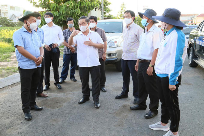 Ông Trần Việt Trường (giữa) đi kiểm tra công tác phòng, chống dịch. ảnh: Minh Trung