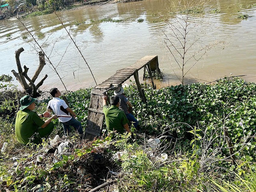 Hiện trường nơi phát hiện thi thể nạn nhân bị cướp tài sản. (Ảnh: NLĐ)