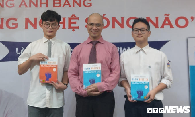 Anh Nguyễn Anh Đức cùng hai cộng sự trẻ tuổi của mình. Lê Đức Minh, học sinh lớp 11 Tin THPT Chuyên Hà Nội Amsterdam (trái) và Phạm Minh Hoàng, học sinh lớp 11 Toán THPT Chu Văn An (phải).