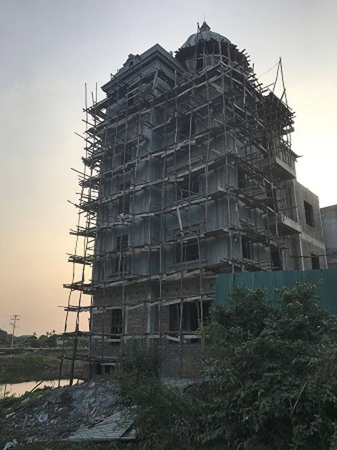 Biệt thự “đồ sộ” không phép xây dựng cạnh sông Giẽ Hạ (nhánh sông Nhuệ).