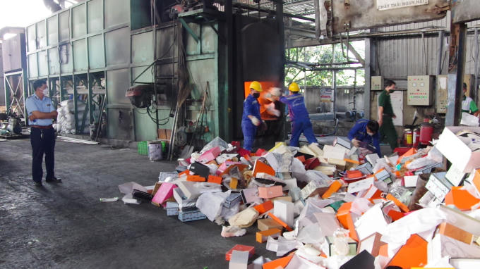 Dưới sự chứng kiến của đại diện các sở, ban ngành có liên quan, toàn bộ số tang vật vi phạm hành chính được tiêu hủy theo đúng quy trình, quy định, đảm bảo vệ sinh môi trường.