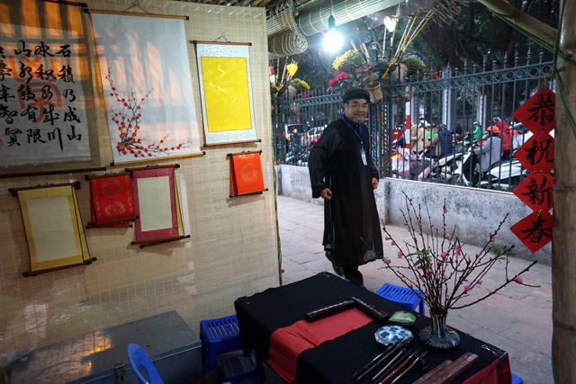 Hội chữ xuân mở cửa từ hôm nay đến 25/2, bắt đầu từ 8h đến 20h hàng ngày. Riêng các ngày mùng 1, 2, 3 Tết sẽ kéo dài đến 22h, đặc biệt đêm 30 tết sẽ mở đến 2h sáng mùng 1.