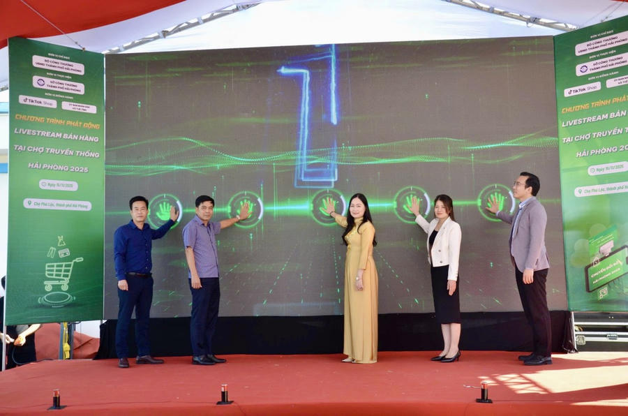Các đại biểu thực hiện nghi thức nhấn nút phát động Livestream bán hàng tại chợ truyền thống.