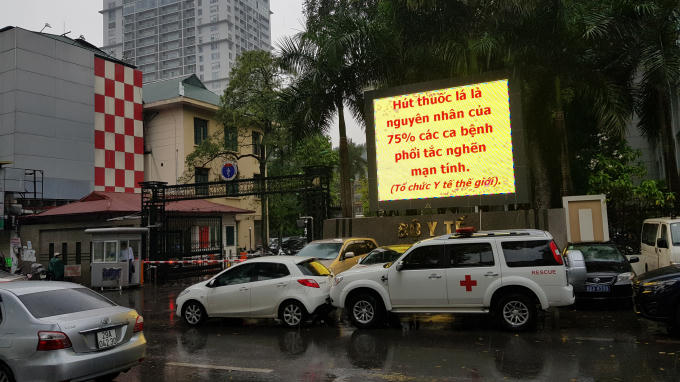 H&agrave;ng loạt xe biển xanh ngang nhi&ecirc;n đỗ chiếm l&ograve;ng lề đường,  &ldquo;bủa v&acirc;y&rdquo; cổng Bộ Y tế