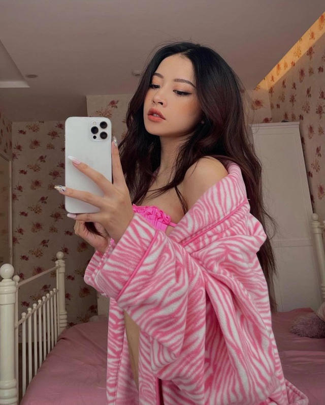 Dễ thấy màu hồng là màu sắc được Chi Pu ưa chuộng bởi cô không chỉ diện