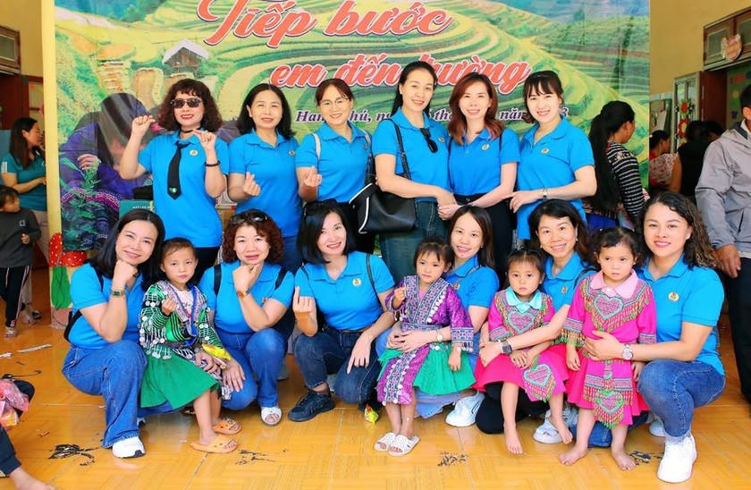Các cô giáo của Tiểu học Dịch Vọng B trong màu áo xanh đến với trẻ em vùng cao.