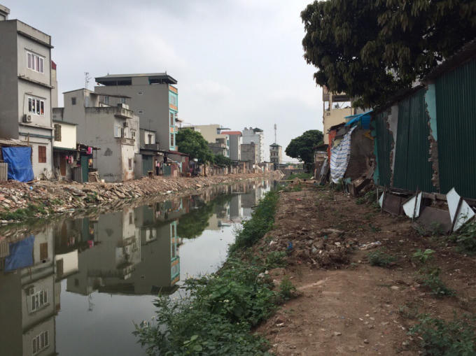 Diện tích đất nhà ông Hùng bị cưỡng chế nằm song song với nhiều diện tích đất khác bị lấn chiếm nhưng không bị cưỡng chế.