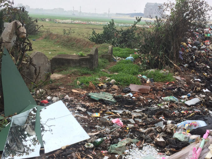 Núi rác đang ngày càng "bức tử" nghĩa trang.