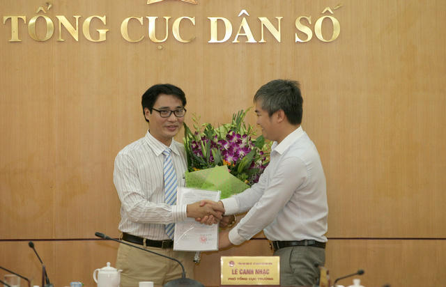 Ông Trần Tuấn Linh, Tổng biên tập Báo Gia đình và Xã hội tặng hoa chúc mừng Phó Tổng biên tập Nguyễn Chí Long.