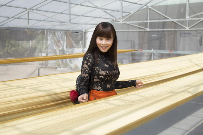 Vượt 200km, Hoa hậu Hằng Nguyễn xúc động khi hội ngộ “nghệ nhân” Lãnh Mỹ A