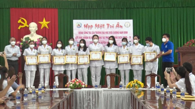 Tặng giấy khen cho đoàn công tác