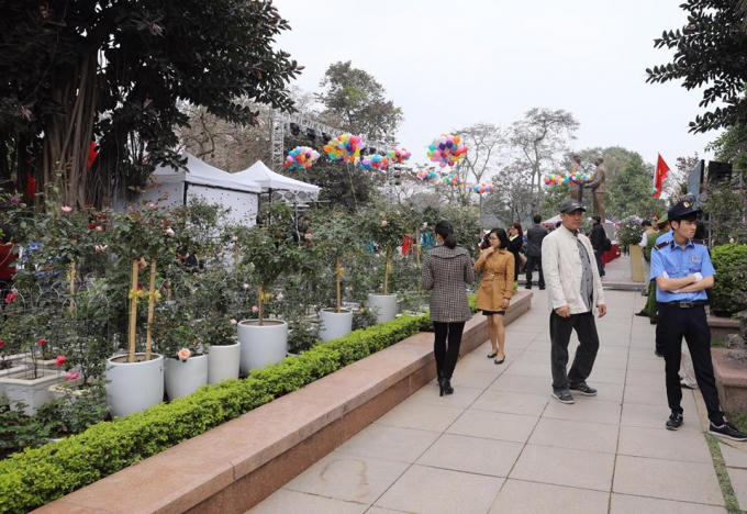 Lễ hội Hoa hồng đầu tiên được tổ chức tại Việt Nam nên ngay từ sáng sớm, rất đông người dân đã tập trung về trước cổng công viên Thống Nhất háo hức được chiêm ngưỡng hoa hồng dù giá vé vào cổng khá cao, dao động từ 120.000 - 150.000 đồng/người.
