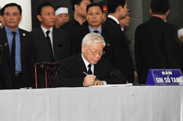 Ghi sổ tang Chủ tịch nước Trần Đại Quang, Tổng Bí thư Nguyễn Phú Trọng viết: “Vô cùng thương tiếc đồng chí Trần Đại Quang, Ủy viên Bộ Chính trị, Chủ tịch nước CHXHCN Việt Nam, nhà lãnh đạo đã có nhiều cống hiến cho sự nghiệp cách mạng vẻ vang của Đảng, Nhà nước và nhân dân ta, nhất là lực lượng Công an nhân dân, xây dựng và bảo vệ Tổ quốc Việt Nam XHCN. Đồng chí mất đi là một tổn thất lớn với Đảng, Nhà nước và nhân dân ta, để lại niềm tiếc thương sâu sắc với tất cả chúng ta. Xin kính cẩn nghiêng mình trước anh linh đồng chí. Xin gửi tới gia quyến lời chia buồn sâu sắc nhất trước nỗi đau thương mất mát vô cùng lớn lao này!”.