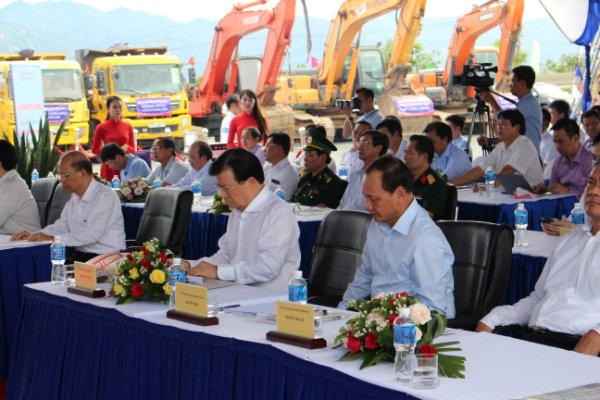 Các đại biểu tham dự lễ khởi công.