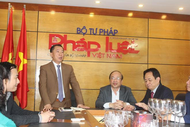 Tổng biên tập Báo Pháp luật Việt Nam Đào Văn Hội báo cáo tình hình triển khai công tác của Báo.