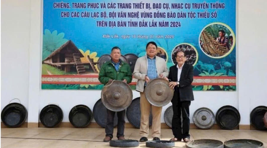 Bàn giao các bộ chiêng cho các câu lạc bộ và đội văn nghệ vùng dân tộc thiểu số trong tỉnh. Ảnh: C.L