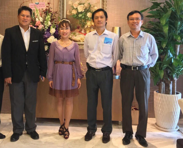 Váy tím nhẹ nhàng như công chúa bên cạnh các cộng sự đến chúc mừng sinh nhật CEO.