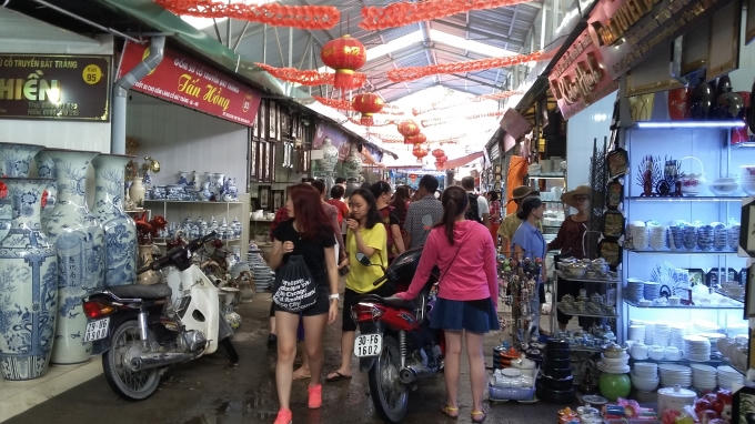 Hà Nội: Nghỉ lễ 2/9, người dân ùn ùn tới làng gốm Bát Tràng