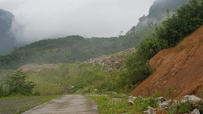 Bãi tập kết đất thải khổng lồ hai bên con đường "nông thôn mới"