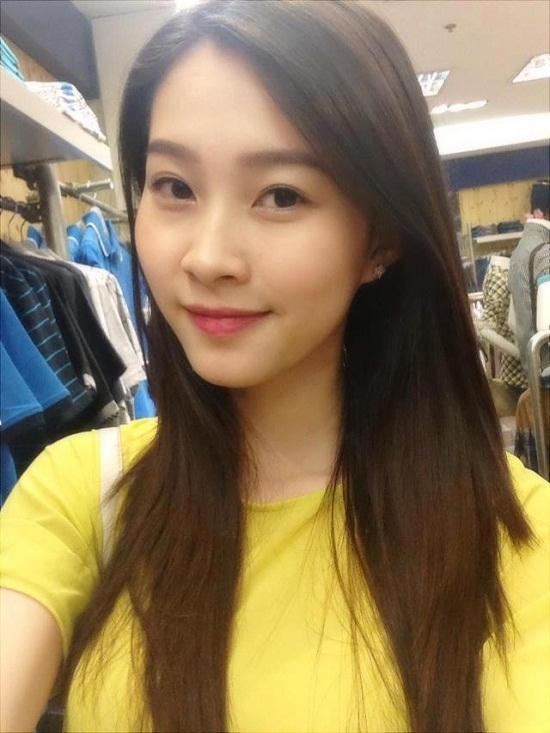 Từ khu&ocirc;n mặt tr&aacute;i xoan, đ&ocirc;i mắt tr&ograve;n long lanh cho đến chiếc mũi dọc dừa thanh t&uacute; C&ugrave;ng đ&ocirc;i m&ocirc;i nhỏ xinh, tất cả đường n&eacute;t đều như một sự dung h&ograve;a ho&agrave;n hảo l&agrave;m n&ecirc;n vẻ đẹp tho&aacute;t tục của Hoa hậu Đặng Thu Thảo.