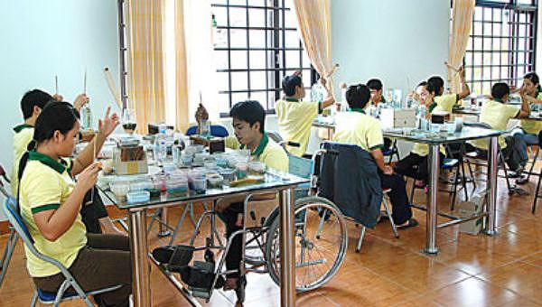 Dạy nghề cho người khuyết tật.