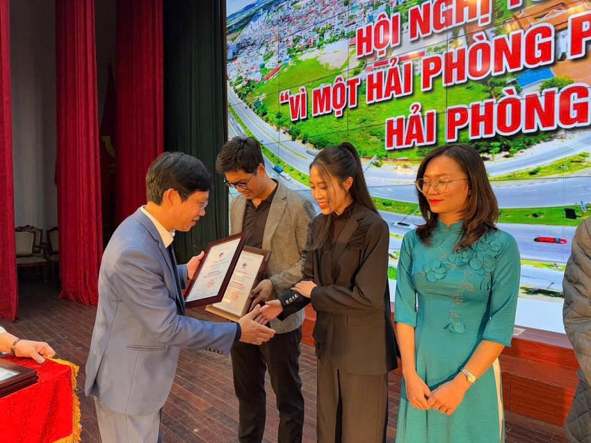 Phóng viên Bùi Thuỳ Linh - Báo Pháp luật Việt Nam nhận giải báo chí “Vì một Hải Phòng phát triển”