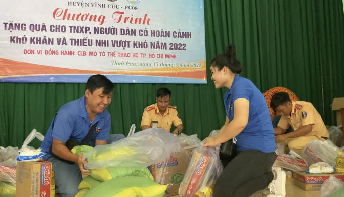 100 phần quà để tiếp thêm động lực, động viên khích lệ tinh thần người dân