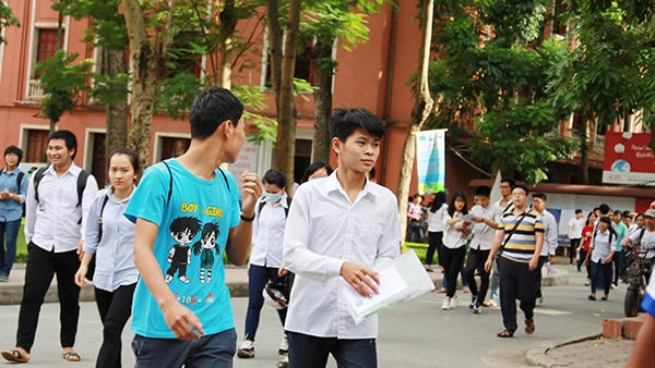 Nữ thí sinh xúc động khi được ông ngoại tặng hoa