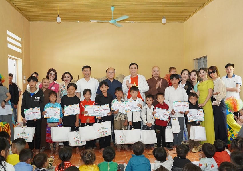 Các đại biểu trao tặng học bổng cho học sinh nghèo vươn lên trong học tập. (Ảnh: Hà Linh).