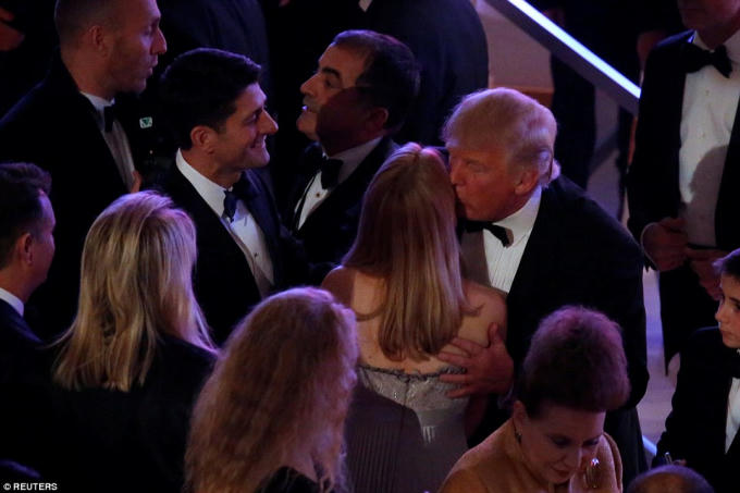 Tổng thống đắc cử Donald Trump nồng nhiệt ch&agrave;o đ&oacute;n c&aacute;c quan kh&aacute;ch. (Ảnh: Reuters)