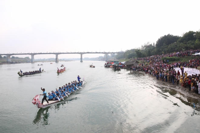 Các đội đua quyết tâm ngược dòng Lô về đích trước sự hò reo, cổ vũ của người dân trên bờ.