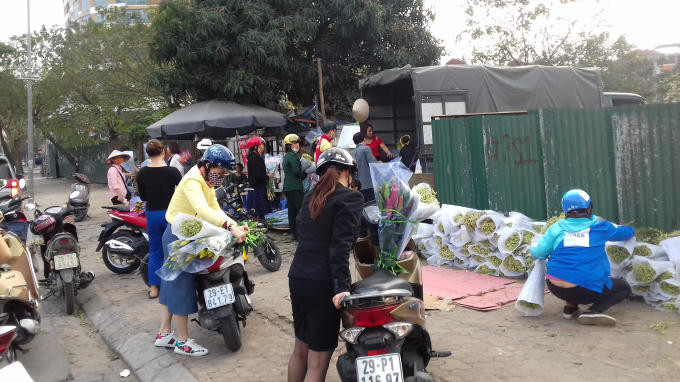 Lượng người vào mua rất đông....