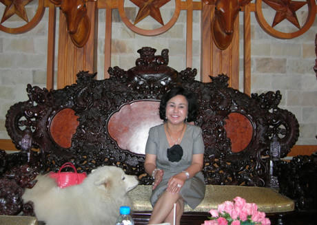 Từng làm trong ngành gỗ nên bên trong căn biệt thự của gia đình nữ đại gia thủy sản đất Cần Thơ có rất nhiều tài sản quý bằng gỗ. Ảnh: Internet.