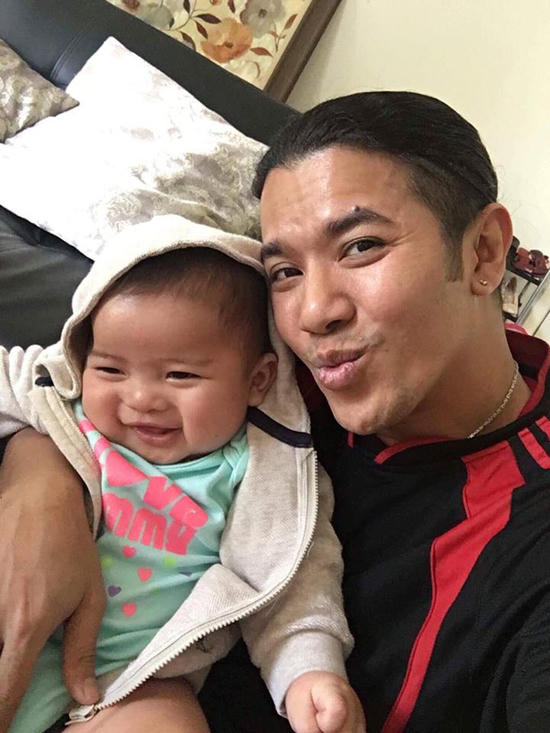 Kasim bên cạnh con trai đầu lòng.