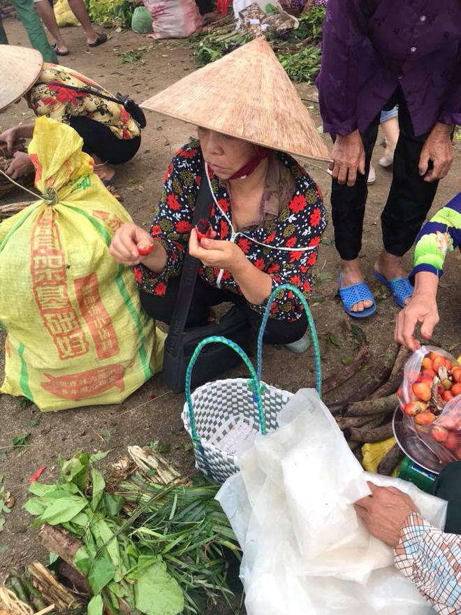Người dân bán quả máu rừng.