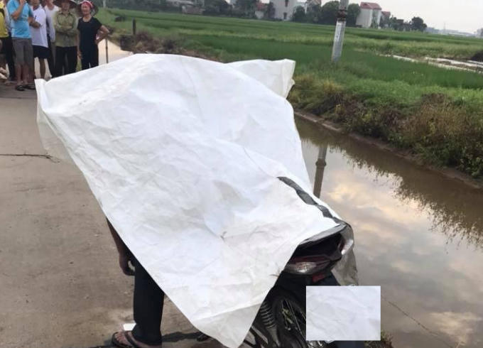 Người đàn ông được phát hiện trong tư thế chết gục trên xe máy.