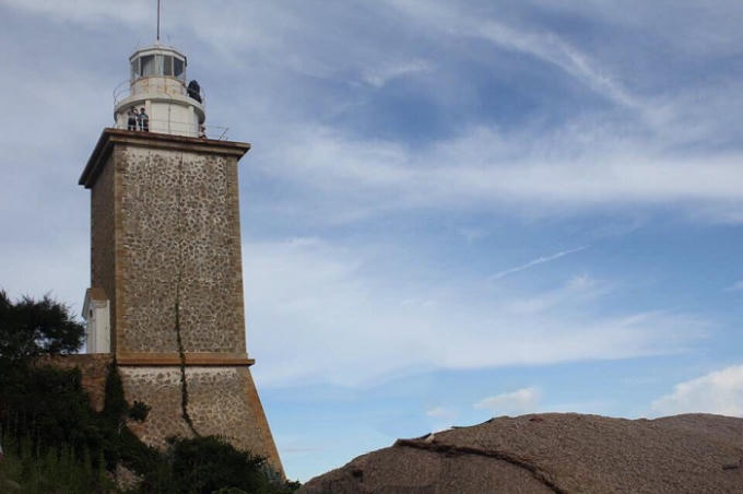 Để ngắm nhìn Ninh Thuận được rõ nhất, du khách có thể đến với ngọn hải đăng Mũi Dinh, nơi mà có thể  thỏa sức thưởng ngoạn cảnh quan tuyệt diệu.