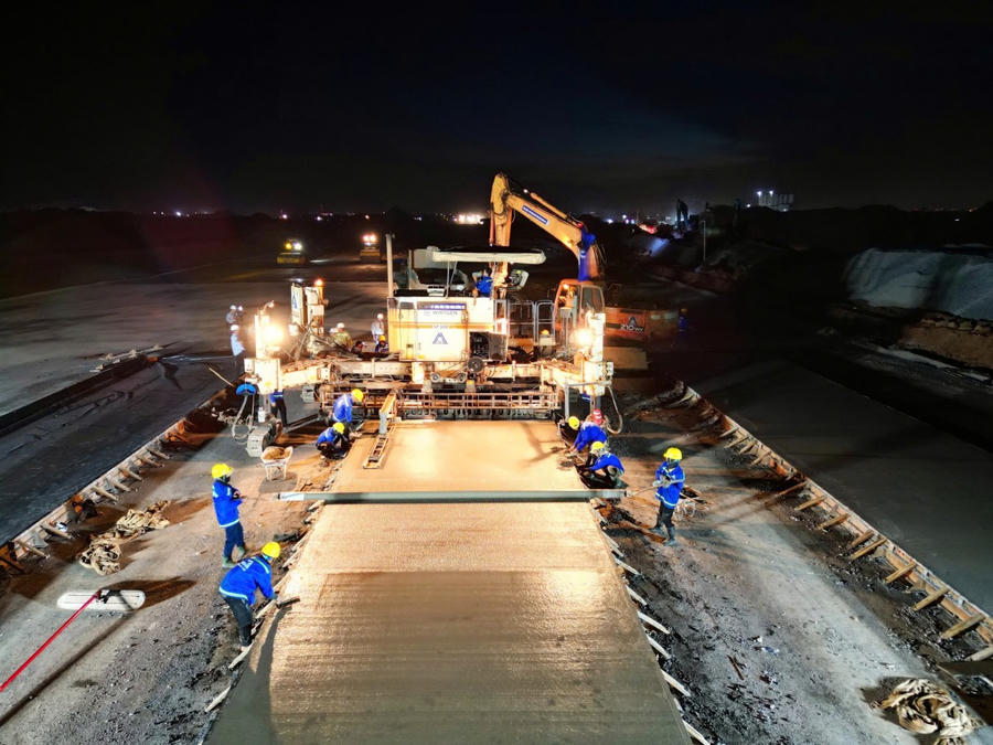 Công nhân thi công xuyên ngày đêm tại đường băng số 2 sân bay Long Thành.