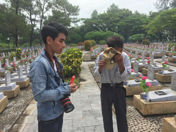 Ông Nguyên không nén được cảm xúc, bật khóc khi trò chuyện với Phóng viên.