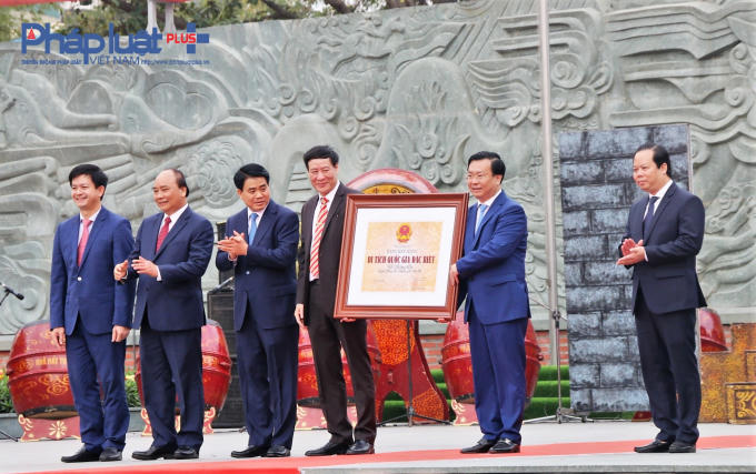 Tại Lễ kỷ niệm, Thủ tướng Chính phủ Nguyễn Xuân Phúc đã trao Bằng xếp hạng Di tích Quốc gia đặc biệt “Gò Đống Đa” cho TP Hà Nội.