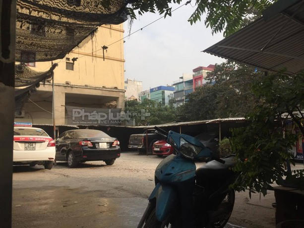 Hàng chục chiếc xe ô tô được trông giữ mỗi ngày