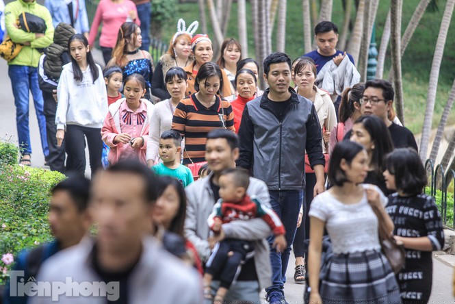 Theo ghi nhận tại công viên Thủ Lệ (phường Ngọc Khánh, quận Ba Đình, Hà Nội) vào ngày đầu tiên của năm mới 2020, nhiều phụ huynh đã đưa con em mình tới đây để đi chơi nhân dịp nghỉ Tết Dương lịch.