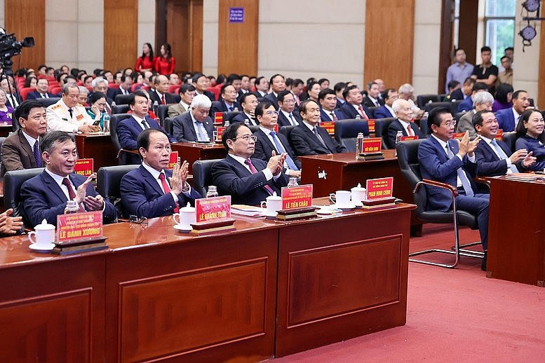 Thủ tướng cùng lãnh đạo TP Hải Phòng và các đại biểu tham dự.