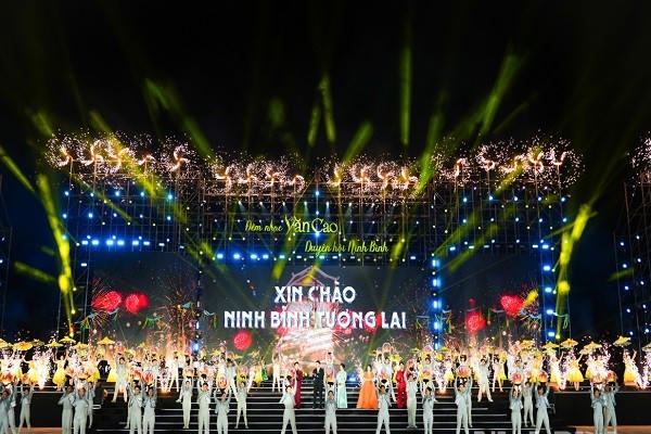 Chương trình đêm nhạc khép lại rực rỡ với Mashup "Xin chào Ninh Bình tương lai - Tự hào quê hương".